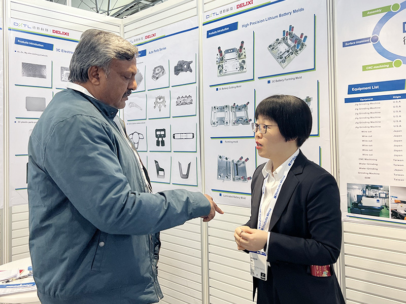 Visitors experiencing DELIXI\'s VR simulation of high-speed machining processes at industry trade fair